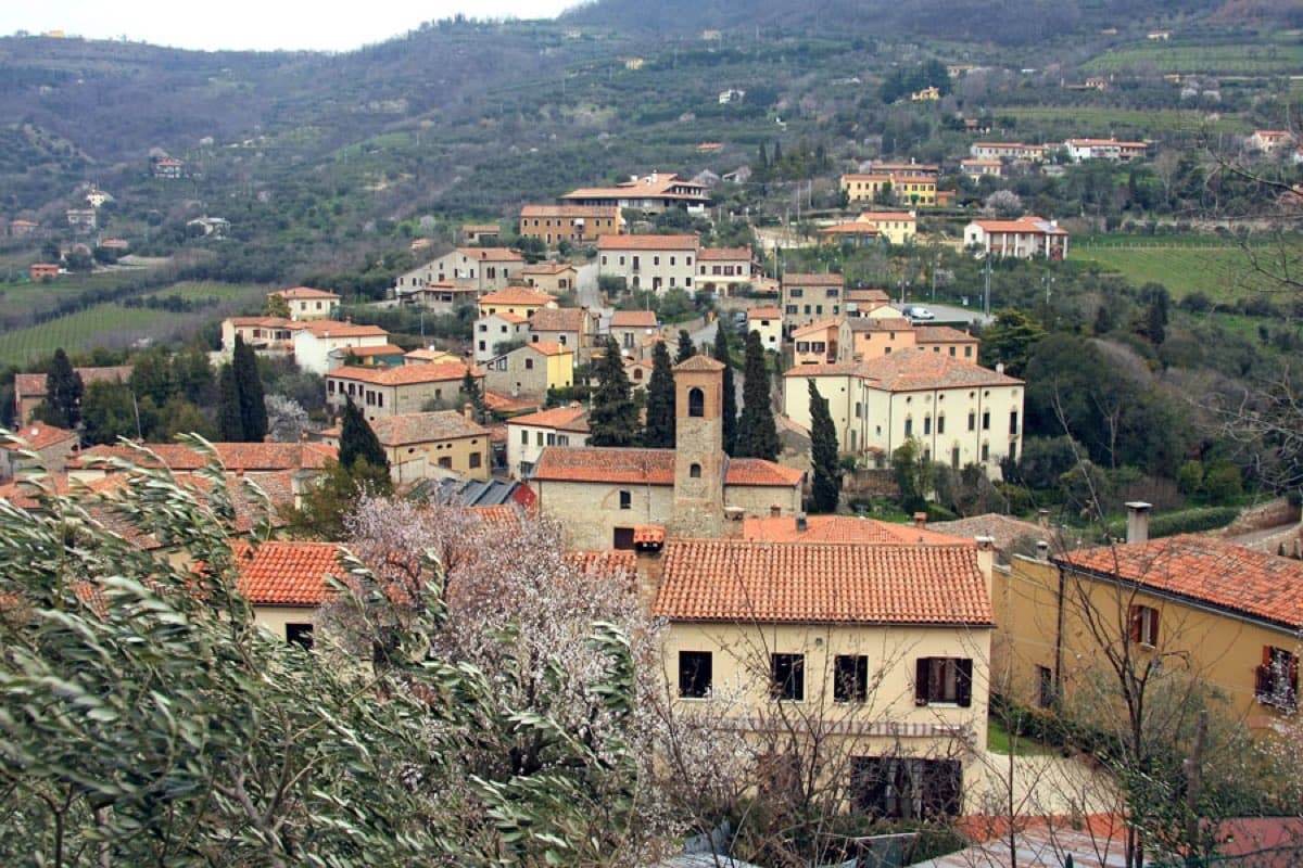 Il borgo di Arquà Petrarca fra i colli