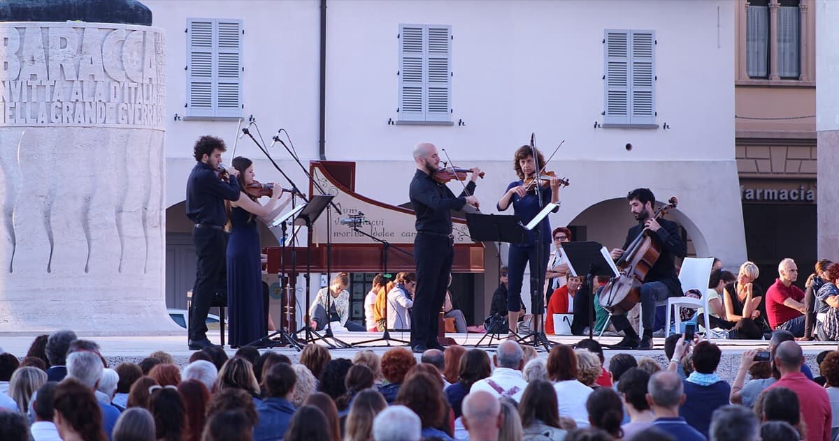 Archi e clavicembalo in un concerto all'alba (immagine d'archivio)