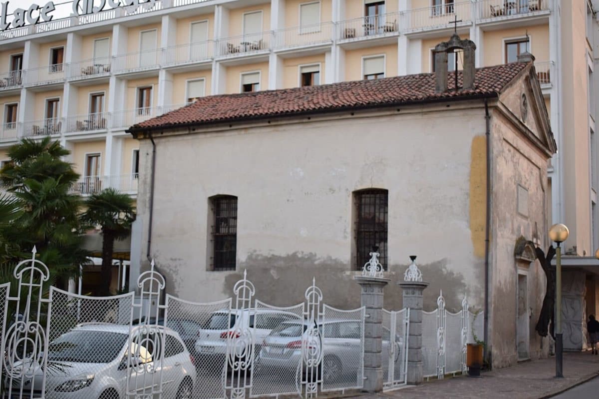 L'oratorio sul colle di travertino del Montirone