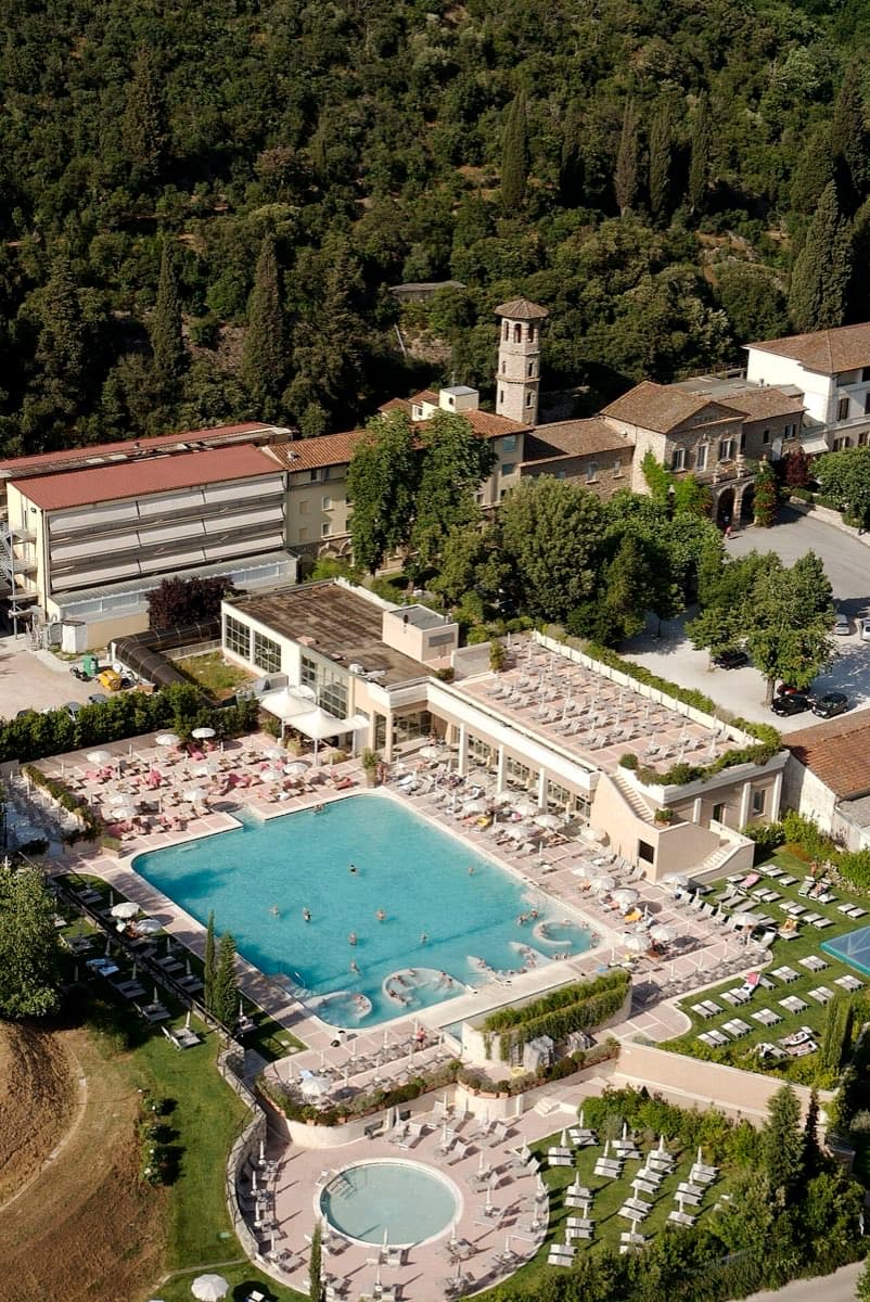 Piscina termale (immagine d'archivio)