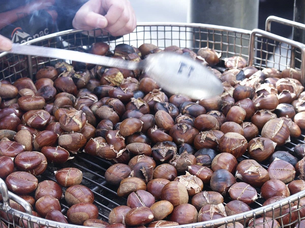Castagne arrostite (immagine d'archivio)
