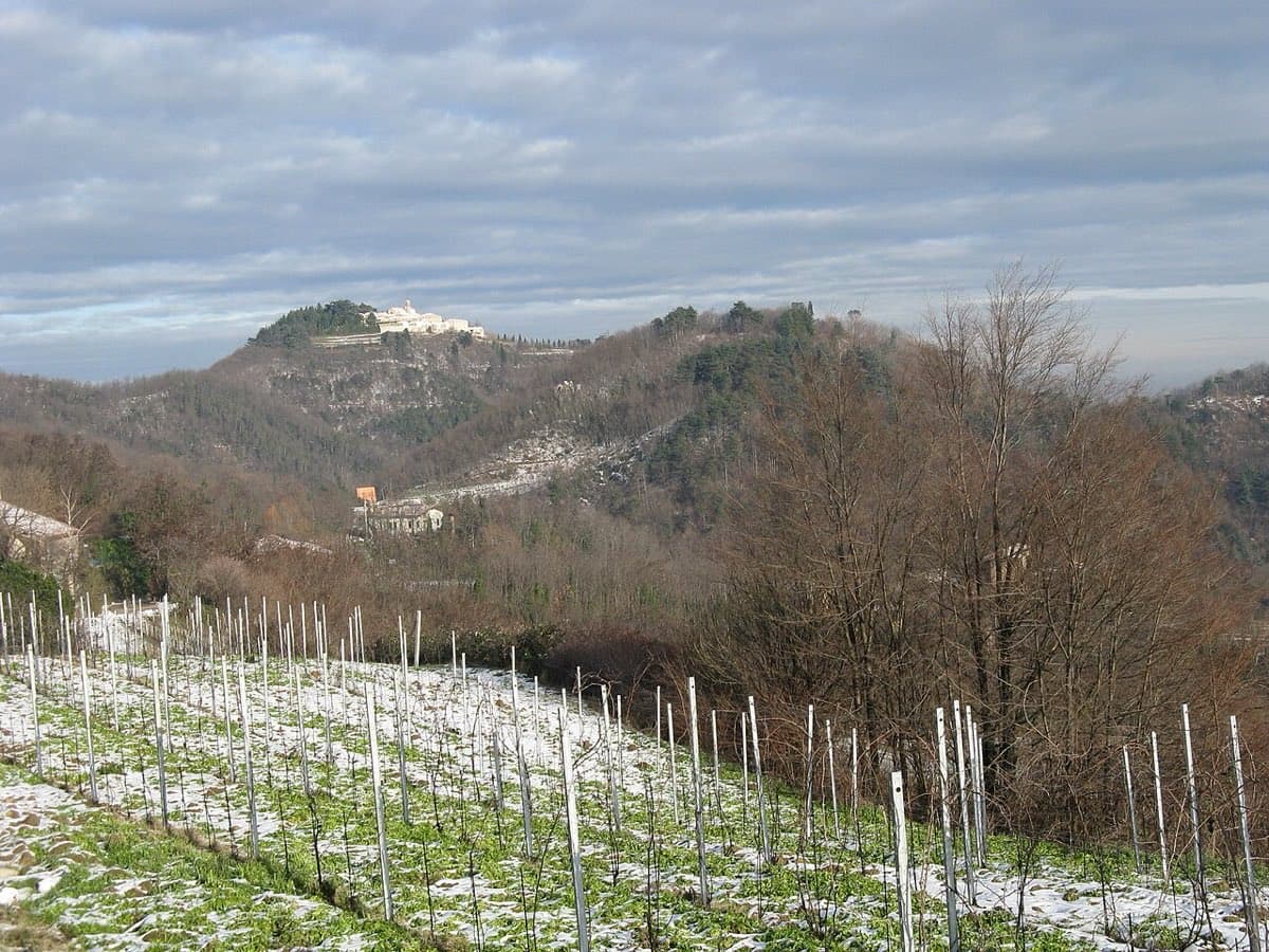 Il Monte Rua con l'eremo sulla sommità