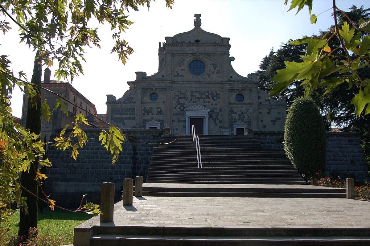 La facciata dell'abbazia di Praglia